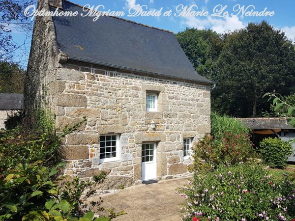 Domaine de 3 habitations, une longère à rénover, un four à pain, 2 puits et 2ha de terrain.