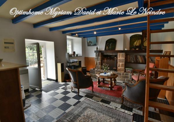 Domaine de 3 habitations, une longère à rénover, un four à pain, 2 puits et 2ha de terrain.