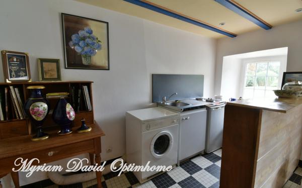 Domaine de 3 habitations, une longère à rénover, un four à pain, 2 puits et 2ha de terrain.