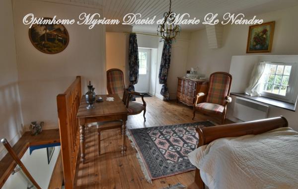 Domaine de 3 habitations, une longère à rénover, un four à pain, 2 puits et 2ha de terrain.