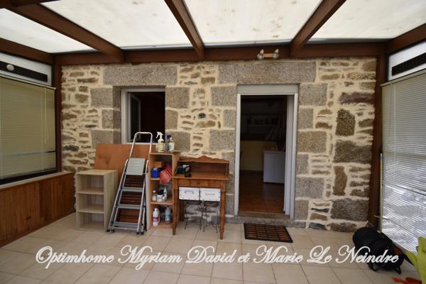 Domaine de 3 habitations, une longère à rénover, un four à pain, 2 puits et 2ha de terrain.