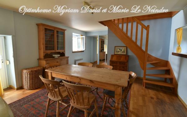 Domaine de 3 habitations, une longère à rénover, un four à pain, 2 puits et 2ha de terrain.