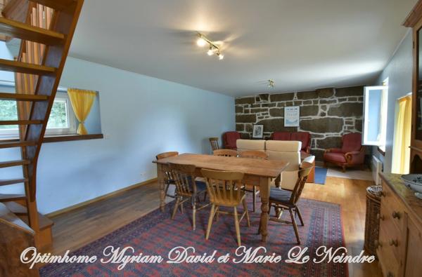 Domaine de 3 habitations, une longère à rénover, un four à pain, 2 puits et 2ha de terrain.