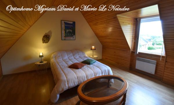 Domaine de 3 habitations, une longère à rénover, un four à pain, 2 puits et 2ha de terrain.