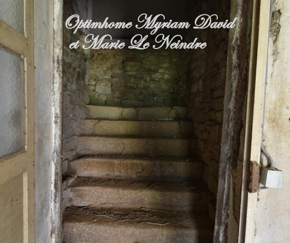 Domaine de 3 habitations, une longère à rénover, un four à pain, 2 puits et 2ha de terrain.