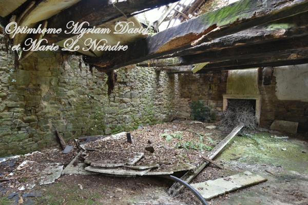 Domaine de 3 habitations, une longère à rénover, un four à pain, 2 puits et 2ha de terrain.