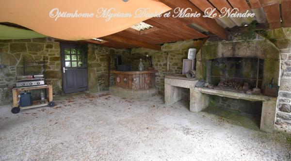 Domaine de 3 habitations, une longère à rénover, un four à pain, 2 puits et 2ha de terrain.