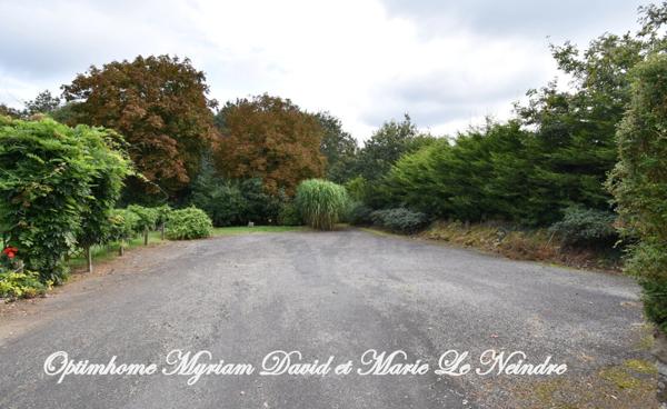 Domaine de 3 habitations, une longère à rénover, un four à pain, 2 puits et 2ha de terrain.