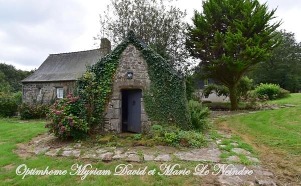 Domaine de 3 habitations, une longère à rénover, un four à pain, 2 puits et 2ha de terrain.