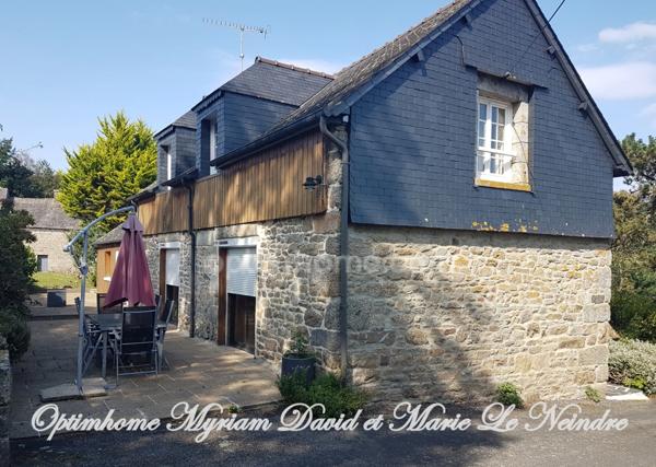 Domaine de 3 habitations, une longère à rénover, un four à pain, 2 puits et 2ha de terrain.