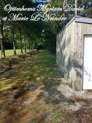 Domaine de 3 habitations, une longère à rénover, un four à pain, 2 puits et 2ha de terrain.