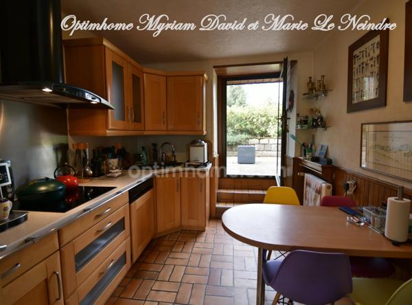 Domaine de 3 habitations, une longère à rénover, un four à pain, 2 puits et 2ha de terrain.