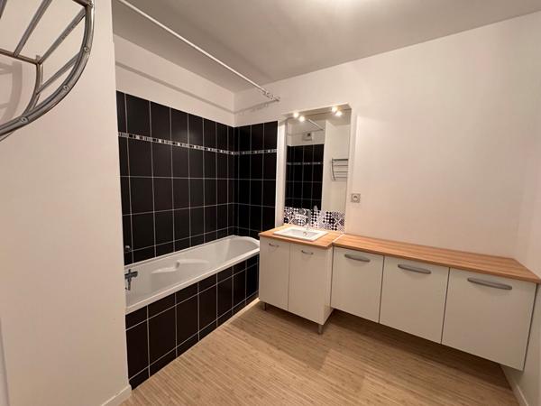 A LOUER - F4 77m² - BALCON - PARKING