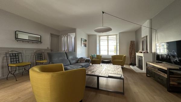 Maison bourgeoise d’exception au cœur de La Flotte – Charme, lumière et aperçu océan