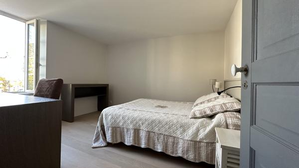 Maison bourgeoise d’exception au cœur de La Flotte – Charme, lumière et aperçu océan
