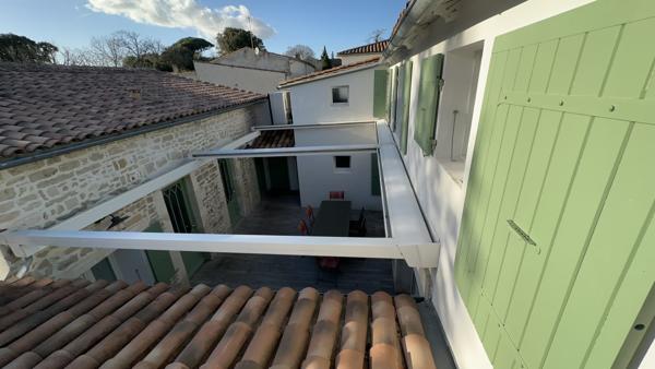 Maison bourgeoise d’exception au cœur de La Flotte – Charme, lumière et aperçu océan