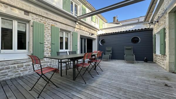 Maison bourgeoise d’exception au cœur de La Flotte – Charme, lumière et aperçu océan