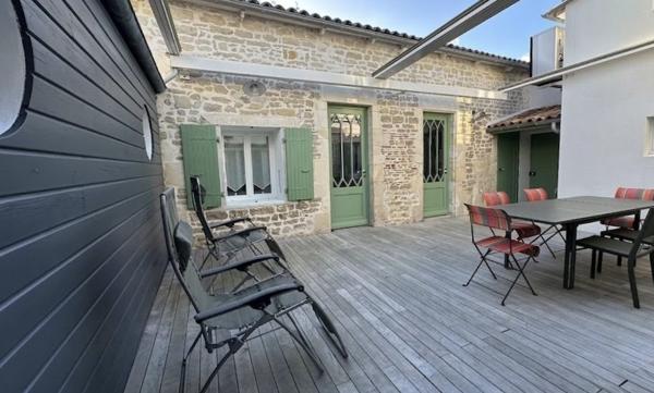 Maison bourgeoise d’exception au cœur de La Flotte – Charme, lumière et aperçu océan