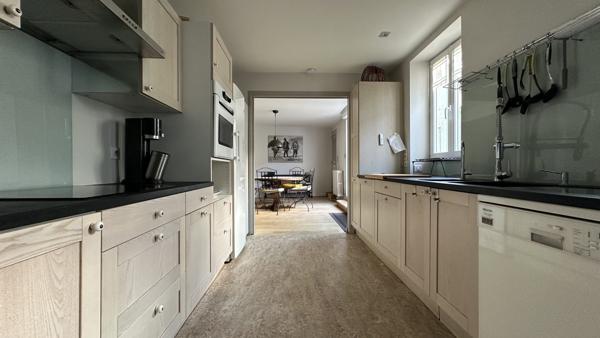 Maison bourgeoise d’exception au cœur de La Flotte – Charme, lumière et aperçu océan