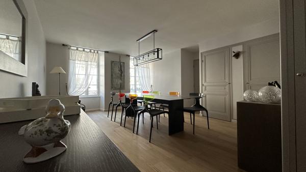 Maison bourgeoise d’exception au cœur de La Flotte – Charme, lumière et aperçu océan