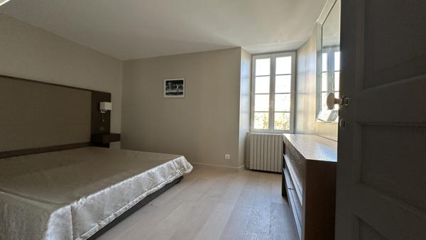 Maison bourgeoise d’exception au cœur de La Flotte – Charme, lumière et aperçu océan