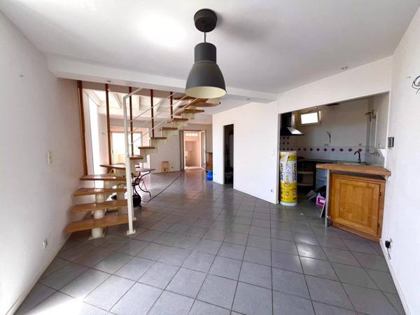 NIMES - CENTRE VILLE - ARENES - MAISON DE VILLE + APPARTEMENT - TERRASSE - GARAGE - CAVE