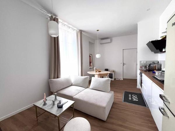 NIMES - CENTRE VILLE - ARENES - MAISON DE VILLE + APPARTEMENT - TERRASSE - GARAGE - CAVE