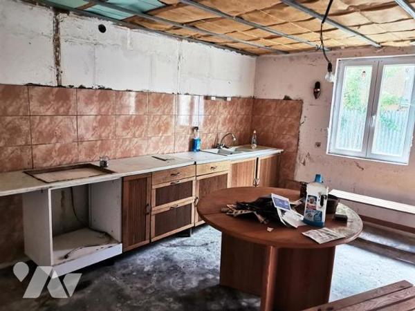 LA MENIL DE BRIOUZE: Maison à restaurer 2 chambres, garage