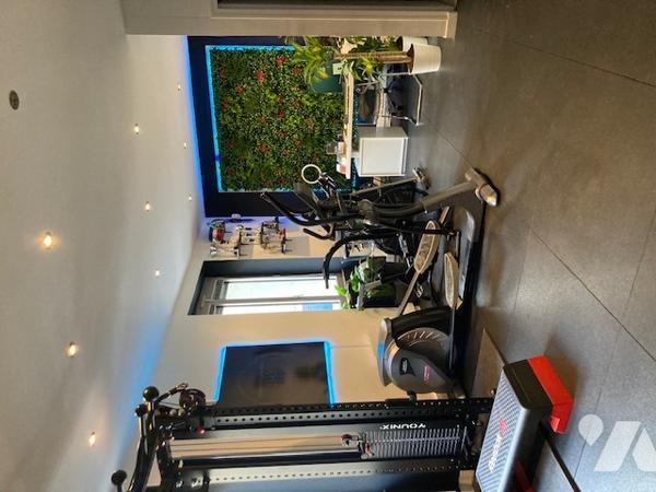 Local professionnel + cave. 
Bien libre de tout locataire.