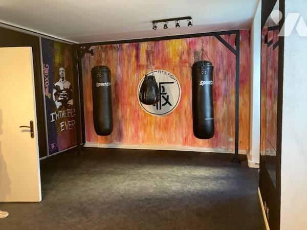 Local professionnel + cave. 
Bien libre de tout locataire.