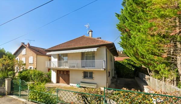 Maison indépendante avec beaux volumes et extérieur sans vis-à-vis à LONS LE SAUNIER (39)