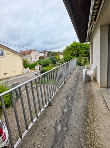Maison indépendante avec beaux volumes et extérieur sans vis-à-vis à LONS LE SAUNIER (39)
