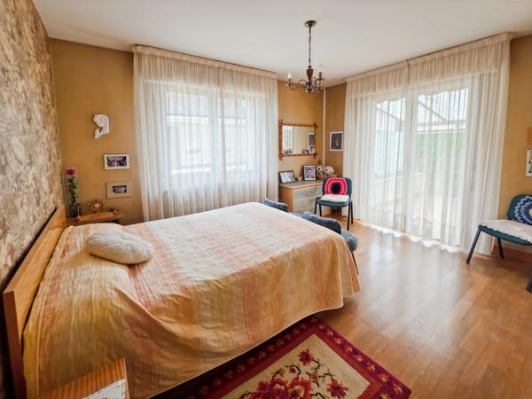 Maison indépendante avec beaux volumes et extérieur sans vis-à-vis à LONS LE SAUNIER (39)