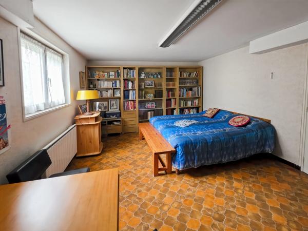 Maison indépendante avec beaux volumes et extérieur sans vis-à-vis à LONS LE SAUNIER (39)