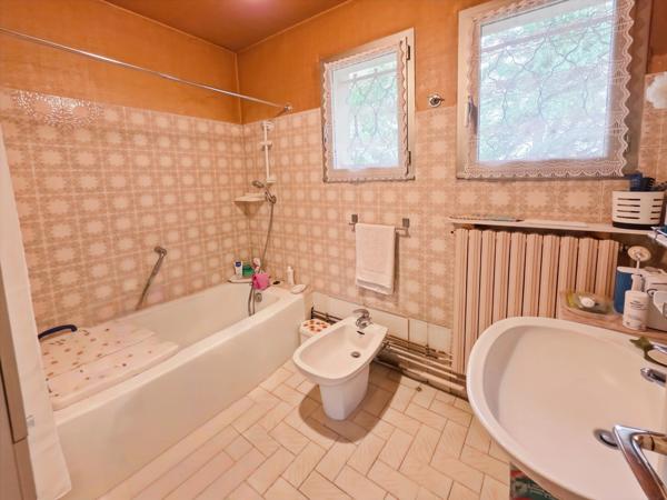 Maison indépendante avec beaux volumes et extérieur sans vis-à-vis à LONS LE SAUNIER (39)