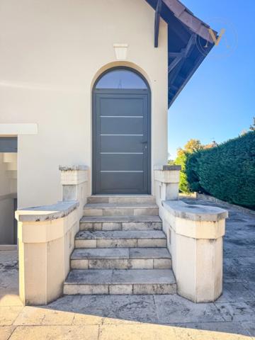 Maison de ville haut de gamme avec piscine, rénovée, proche du centre ville de PRAYSSAC (46)