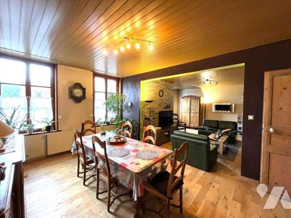 Rare sur le secteur !
Ensemble immobilier comprenant une maison de 165 m2 habitables et un han...