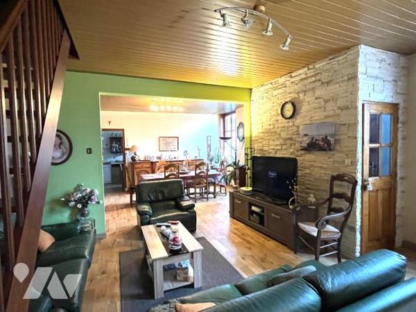 Rare sur le secteur !
Ensemble immobilier comprenant une maison de 165 m2 habitables et un han...