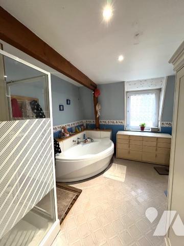 Rare sur le secteur !
Ensemble immobilier comprenant une maison de 165 m2 habitables et un han...