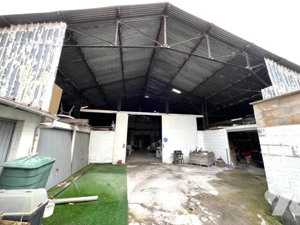 Rare sur le secteur !
Ensemble immobilier comprenant une maison de 165 m2 habitables et un han...