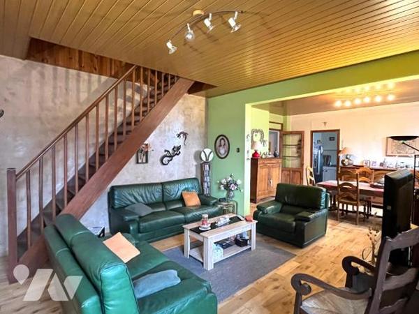 Rare sur le secteur !
Ensemble immobilier comprenant une maison de 165 m2 habitables et un han...