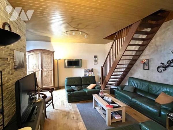 Rare sur le secteur !
Ensemble immobilier comprenant une maison de 165 m2 habitables et un han...