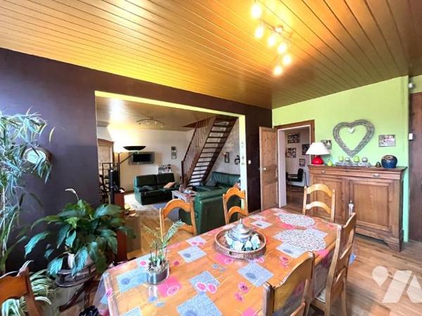 Rare sur le secteur !
Ensemble immobilier comprenant une maison de 165 m2 habitables et un han...
