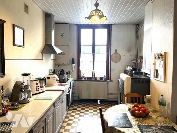 Rare sur le secteur !
Ensemble immobilier comprenant une maison de 165 m2 habitables et un han...