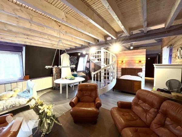 Rare sur le secteur !
Ensemble immobilier comprenant une maison de 165 m2 habitables et un han...