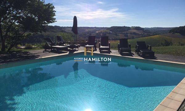 ENSEMBLE DE DEUX MAISONS INDEPENDANTES AVEC VUE DEGAGEE SUR 1.5 Ha DE TERRAIN AVEC PISCINE Cordes sur ciel