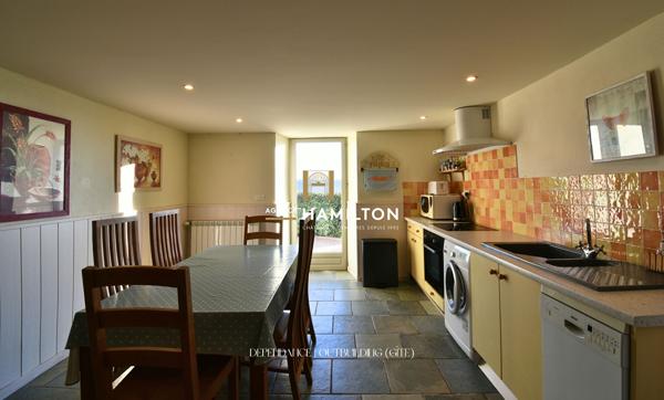 ENSEMBLE DE DEUX MAISONS INDEPENDANTES AVEC VUE DEGAGEE SUR 1.5 Ha DE TERRAIN AVEC PISCINE Cordes sur ciel