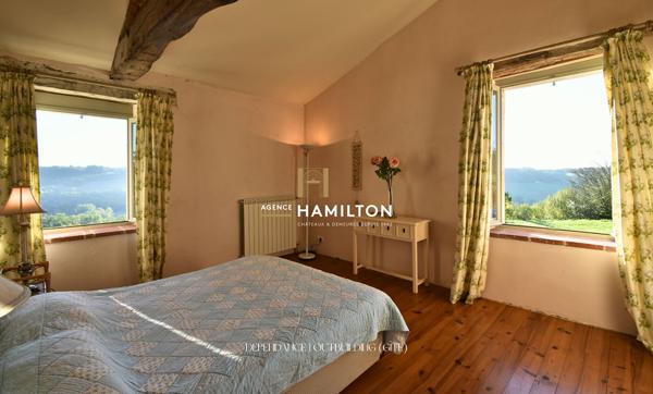 ENSEMBLE DE DEUX MAISONS INDEPENDANTES AVEC VUE DEGAGEE SUR 1.5 Ha DE TERRAIN AVEC PISCINE Cordes sur ciel