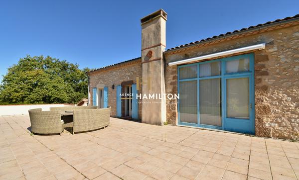 ENSEMBLE DE DEUX MAISONS INDEPENDANTES AVEC VUE DEGAGEE SUR 1.5 Ha DE TERRAIN AVEC PISCINE Cordes sur ciel