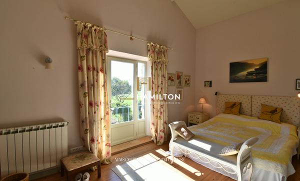 ENSEMBLE DE DEUX MAISONS INDEPENDANTES AVEC VUE DEGAGEE SUR 1.5 Ha DE TERRAIN AVEC PISCINE Cordes sur ciel